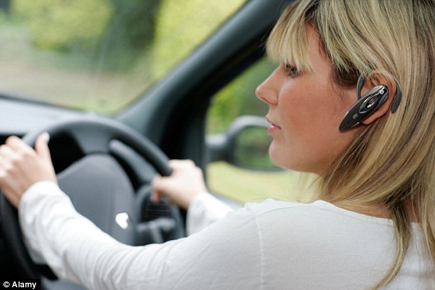 Miért veszélyes kihangosított mobiltelefonnal vezetni?