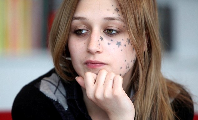 Három évig tartott amíg leszedette arcáról az 56 darab csillag tetoválást