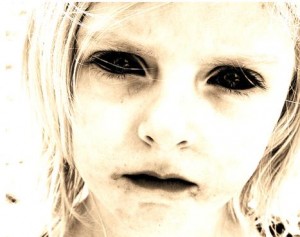 Ördögi aura veszi körül a rejtélyes fekete szemű gyerekeket