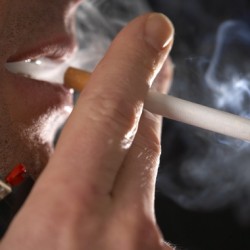 2012-től szigorú dohányzást tiltó törvény lép életbe
