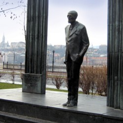 Elszállították a Károlyi-szobrot a Kossuth térről