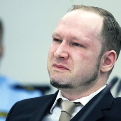 Megkezdődött a tömeggyilkos Breivik pere