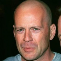 Bruce Willis elhagyta az országot