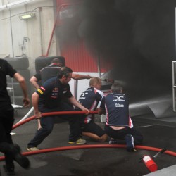 Tűz a Williams-boxban: 31 sérültet láttak el