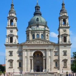 Vaskerítéssel védik a Szent István Bazilikát