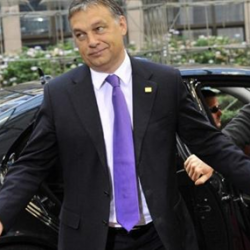 Orbán Viktornak nem megy a nyakkendőkötés – videó