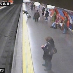 Egy nő a metró elé zuhant, de túlélte – videó