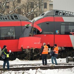 Frontálisan ütközött össze két vonat Bécsben