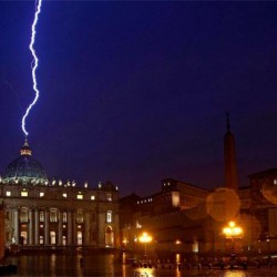 A pápa lemondása után villám csapott a Szent Péter-bazilikába – kép
