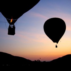 Lezuhant egy hőlégballon Egyiptomban: 19 turista meghalt