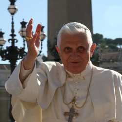 Búcsúzik XVI. Benedek pápa