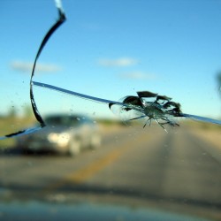 Az autósok rémálma: betört, berepedt autóüveg egy kőfelverődéstől. Mi a megoldás?