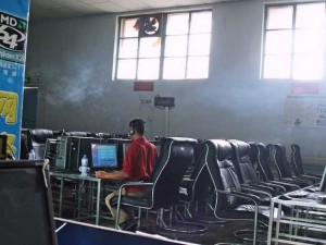 6 éve él egy internet kávézóban a számítógép függő kínai férfi