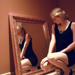 Az önszeretet fontos gyakorlata lehet, ahogy a tükörben látjuk magunkat.